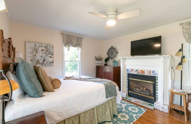 Garden Studio on Main - A perfect combination of modern amenities & convenience