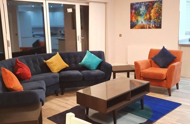 Garland Modern Spacious Apartment, Brentwood 1 with Private entrance & Parking