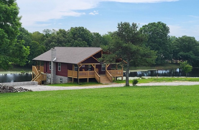 Garrett's Private Lake House with Horse Barn in wonderful Jamestown;