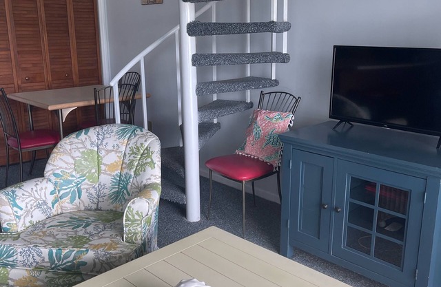 In&outdoor pools! walk to beach, restaurants, entertainment, Tennis