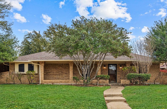 Gated Driveway Getaway Conveniently Located!