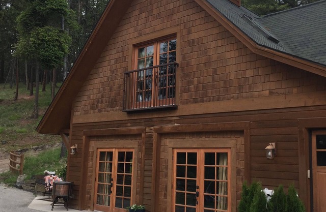Casa de campo cerrada de 2 dormitorios: capacidad para 4 personas, vistas al lago, chimenea, cocina.