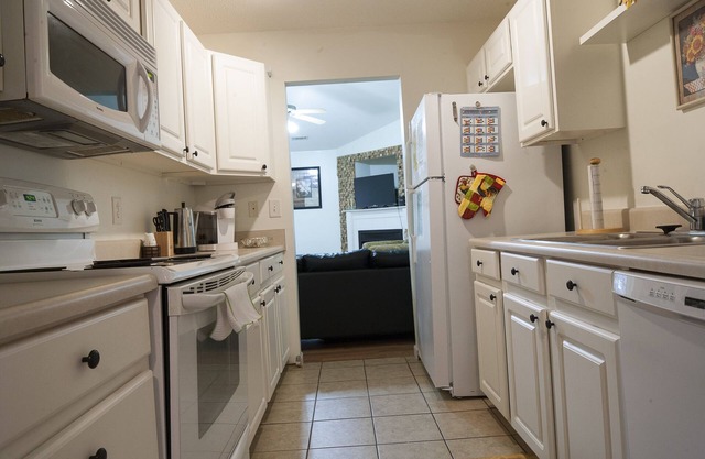 Urbanización cerrada, tranquila casa de pueblo de 2 bd, hermosa comunidad con sendero para caminar y parques