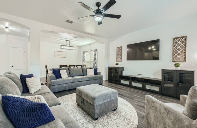 Gathering Place 4BR Lackland BMT Seaworld < 4.5mi