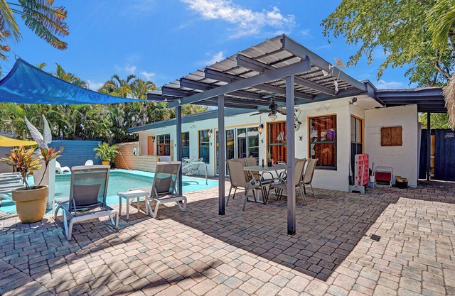 GAY guesthouse-heated Poolside Pleasure- GAY MENS- clothing opt-2miles to Wilton