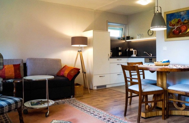 Acogedora casa de vacaciones de 60 m² con terraza y garaje, completamente reformada.