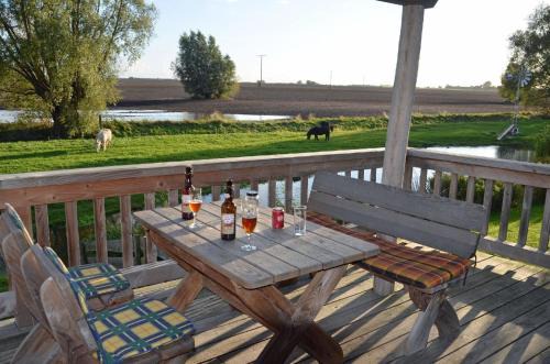 Gemütliches Holzhaus auf einer Ferienanlage im Western-Style