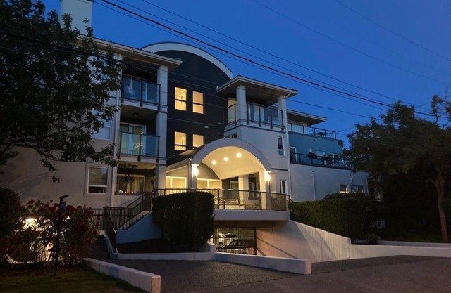 Aléjese de su frío invierno a este encantador condominio junto al mar en la costa oeste