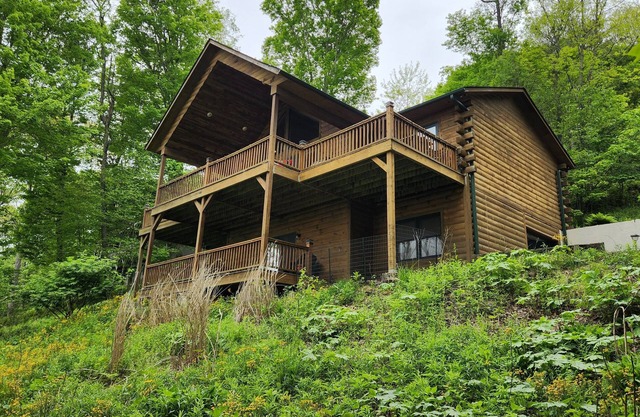 Get-Away Mountain Cabin. Bañera de hidromasaje, vistas a la montaña, sala de juegos cerca de Asheville