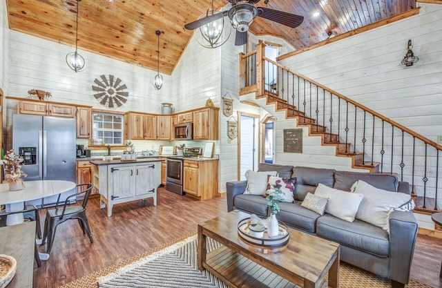 Getaway Chalet Pickwick! HOT TUB!! FirePit 5 mins Pickwick Landing!