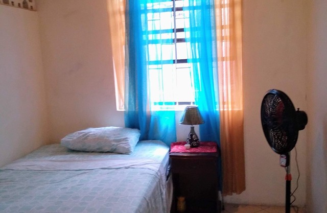 Gill's Place is located in Bridgetown, just 2 minutes away from Brown's Beach.