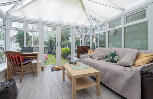 Gipsy Cottage with Sunny South Facing Garden and Conservatory