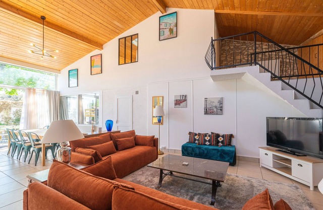 Casita de campo 'Gîte Le Sun House' con piscina compartida, terraza privada y Wi-Fi
