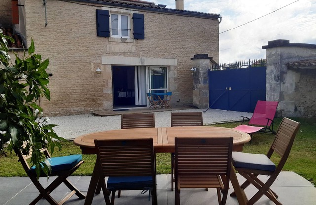 Rural gîte 3 ears of corn 20 minutes from La Rochelle, the beaches and the Marais Poitevin.