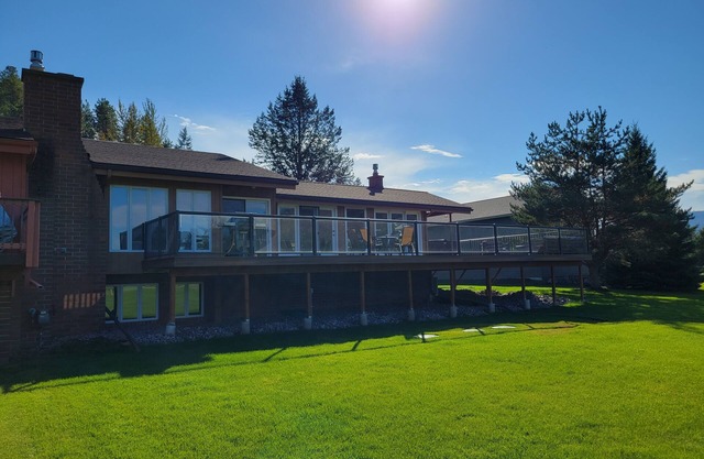 Vistas al parque glaciar en el campo de golf! Genial para familias.