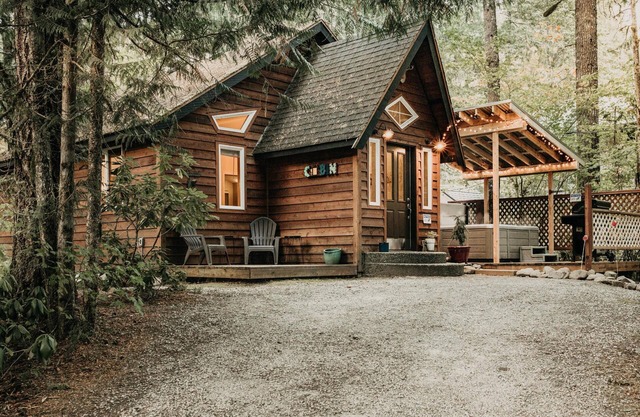 Glacier Springs Cabin # 16 - Hot Tub - BBQ - Pets Ok - Sleeps 4
