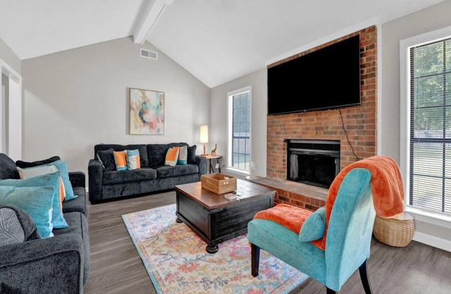 Glamorous 3BR 2BA house w/ large fenced backyard