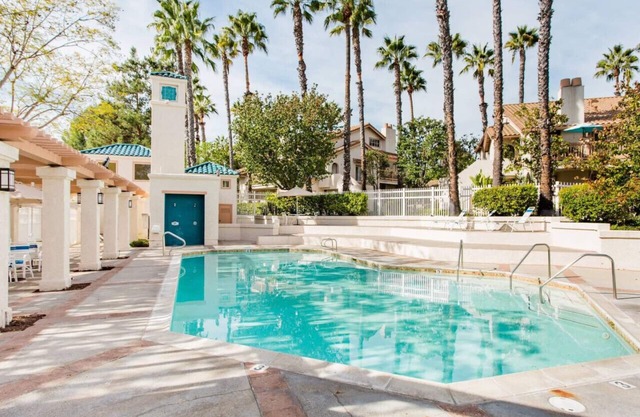 Impresionante remodelación nueva con spa, piscina, garaje, parque de 5 acres, senderos, restaurantes