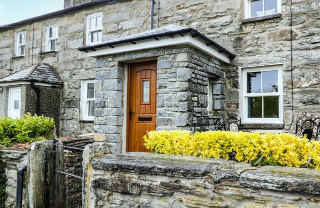GLAN Y WERN COTTAGE, pet friendly, with a garden in Talsarnau