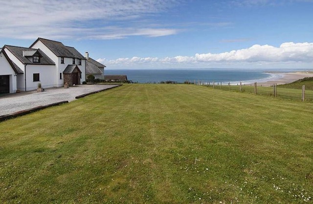 Con vistas al mar, Glebe Farm es una fabulosa casa de vacaciones que rezuma estilo con toques lujosos. Desde