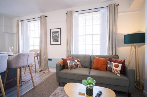 Gloucester Apartments x 3 FREE Parking & short walk to the University & Hospital