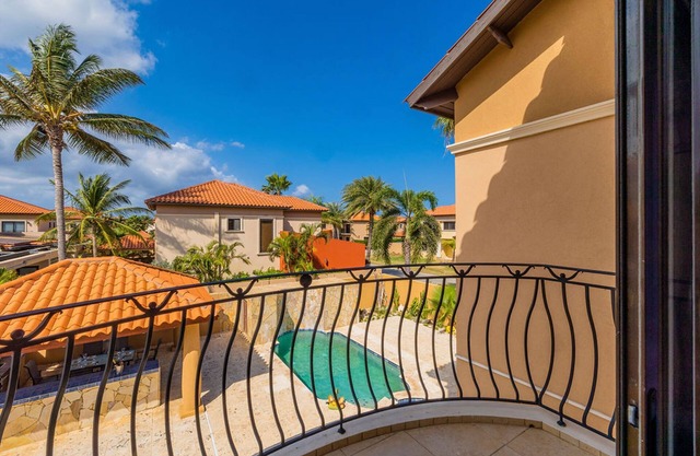 Gold Coast 4br4 5BA Villa w Privatepool Gym