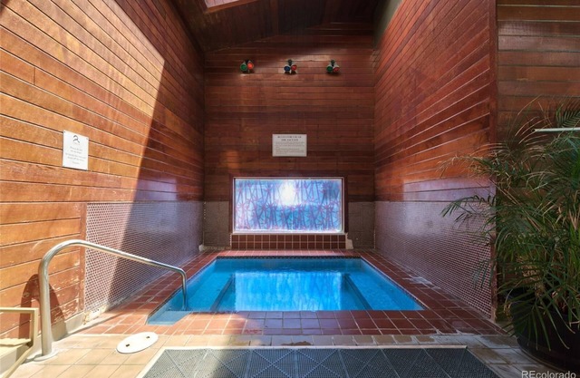 Golden Condo con piscina, gimnasio y bañera de hidromasaje - Cerca de senderos para caminatas y tren ligero
