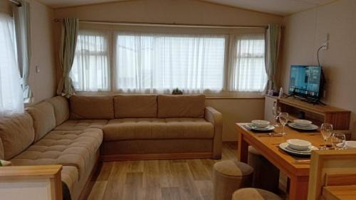 Golden Sands 3 Bed Caravan - 1 Minute to Beach!