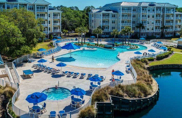 Golf Lovers! 3 Bedroom Condo ~ Enjoy golf privileges!