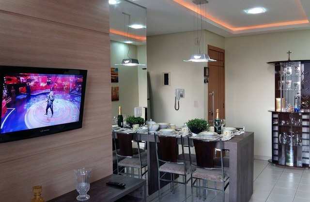 Buena APT 2 habitaciones, 2 garajes, 2 televisores, elevador, parque extravagante frente