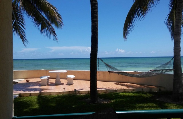 Preciosa planta baja de 3 dormitorios condominio frente al mar. Increíbles vistas y puestas de sol!