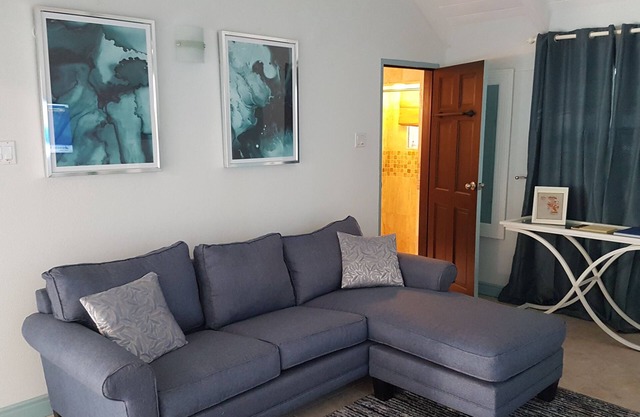 Gorgeous 2 bdr Fully AC Villa near Beaches in heart of Holetown Barbados