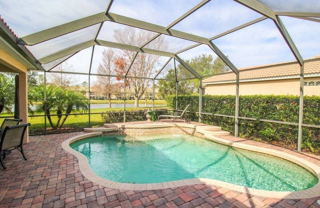 Gorgeous 3/3 private lakefront pool home - Irynas Dream