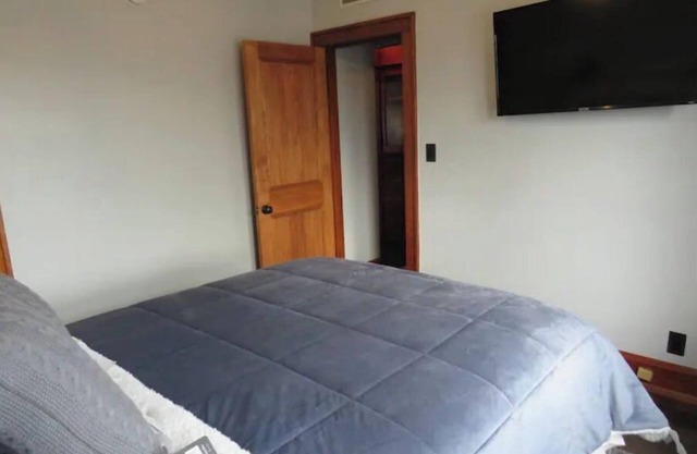 Gorgeous 3 Bedroom Apartment w/ Free Parking