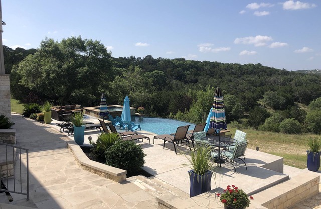Hermosa piscina de 4900 pies cuadrados y spa a minutos del lago Travis y la bodega