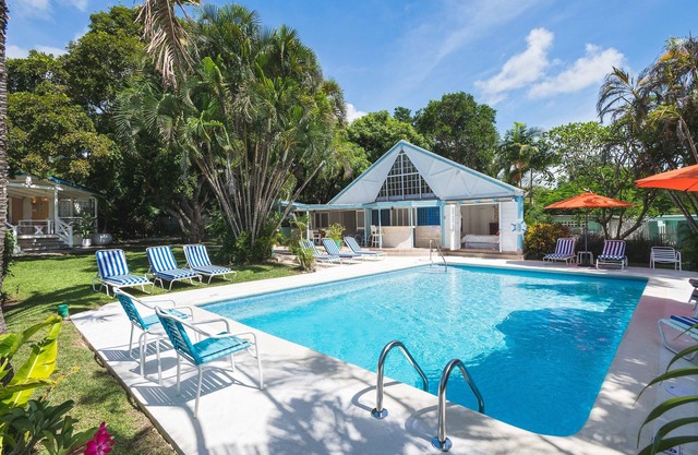 Gorgeous 6 bedroom villa 4 mins walk to Mullins beach with private garden & pool