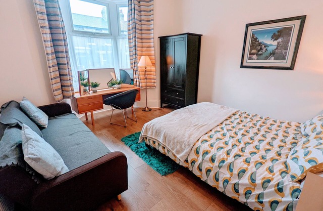 Hermosa casa familiar de 5 dormitorios y 2 baños con jardín en la zona de moda