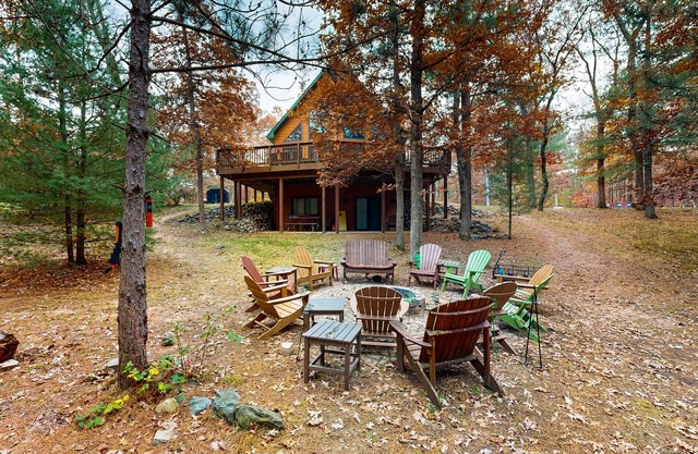 Preciosa casa con muelles compartidos y acceso al lago: amplia terraza y hoguera.