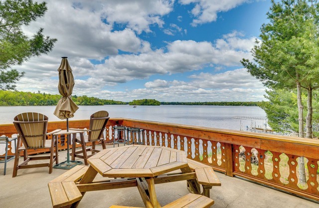 Gorgeous Lake Arbutus Getaway w/ Dock & Boat House