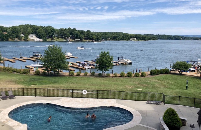 Lujoso condominio de 4 dormitorios para familias con impresionantes vistas de 180 * al lago!