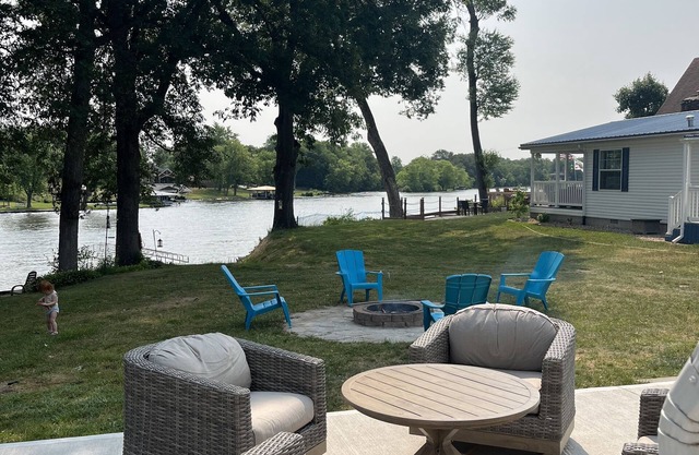 Preciosa casa de campo frente al lago. Disfruta de esas noches de verano en el lago.