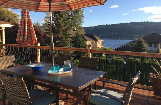 Vista al agua - lado Gold Coast del lago Sammamish