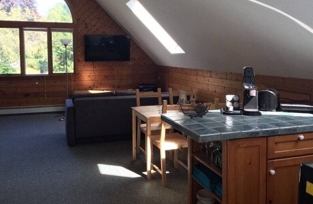 Precioso, amplio, soleado, privado, tranquilo apartamento tipo estudio.