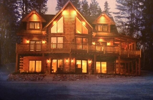 Hermosa casa de troncos y vidrio en un gran lote soleado frente al mar, Waupaca Chain O 'Lakes