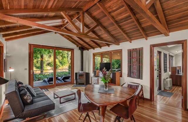 Hermosa cabaña moderna frente al río privada exuberante con su propia playa