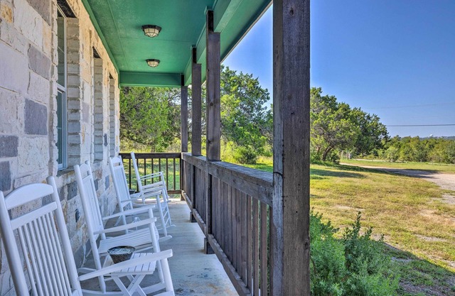 Gorgeous Luxury Home With Hot Tub Just 3 Miles to Dtwn!