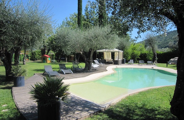 Vivienda de lujo con carácter, gran jardín llano, piscina grande