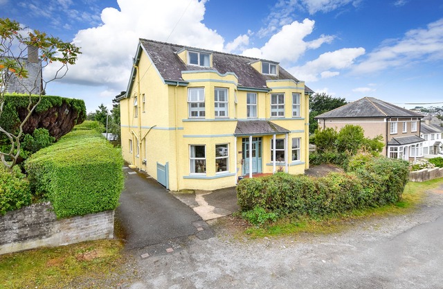 Fabulosa casa familiar en el centro de Abersoch, con una cabaña de playa útil