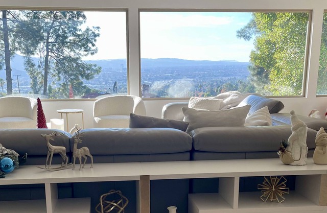 Hermosa casa en la ladera con piscina y vista a la ciudad