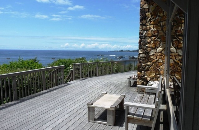 Hermosa vista frente al mar con escaleras a la playa